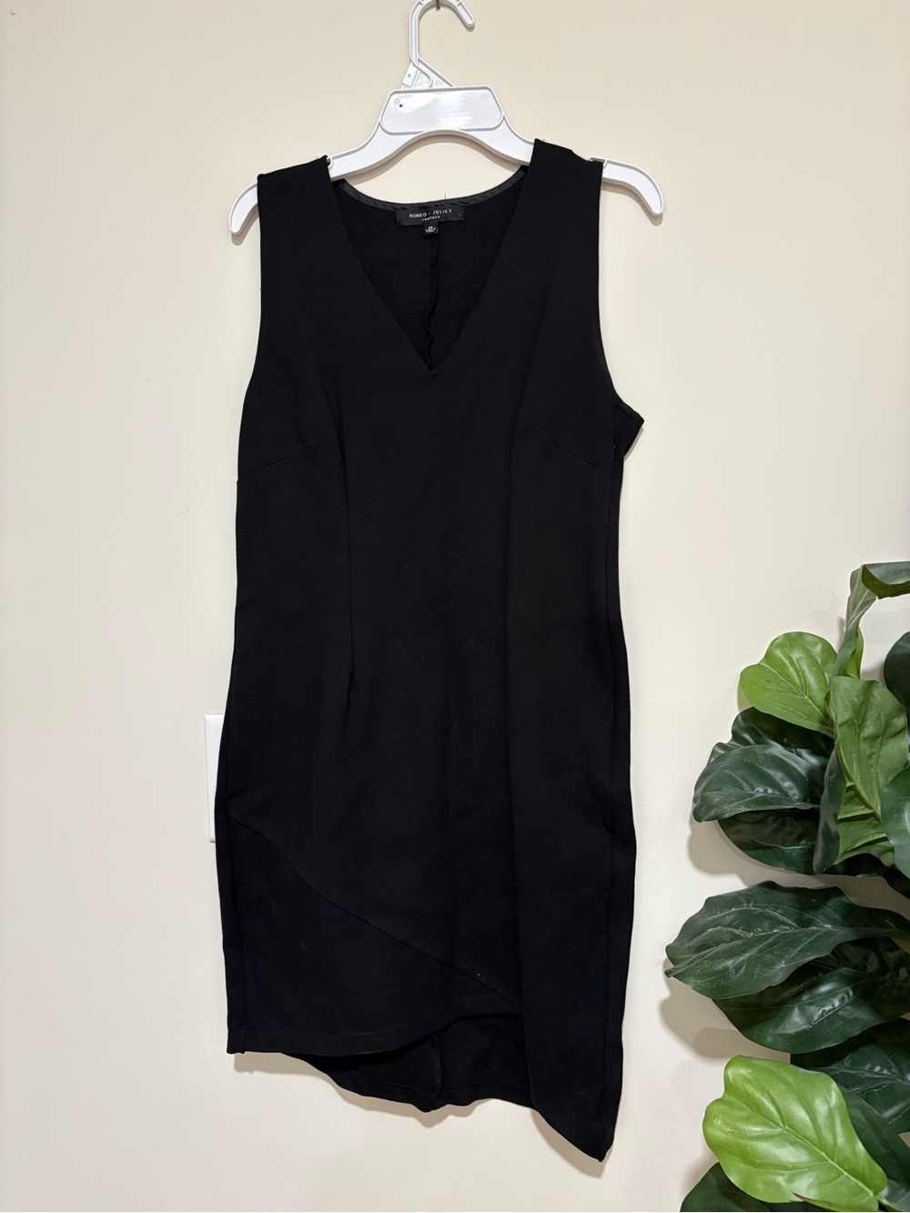 Romeo & Juliet Couture Black V-Neck Sleeveless Mini Dress